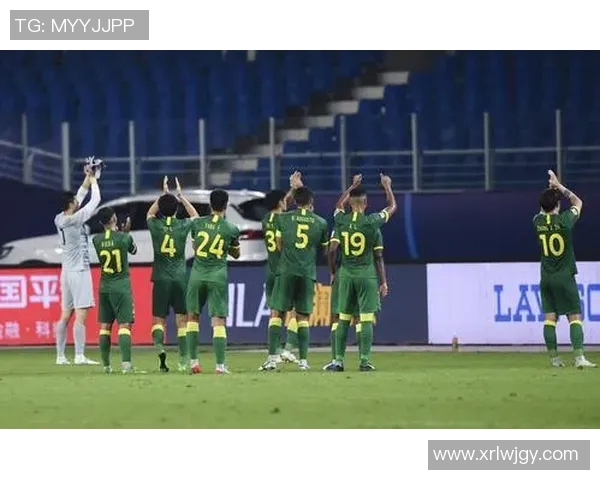 国安与上港激战正酣比分悬念不断球迷期待精彩瞬间